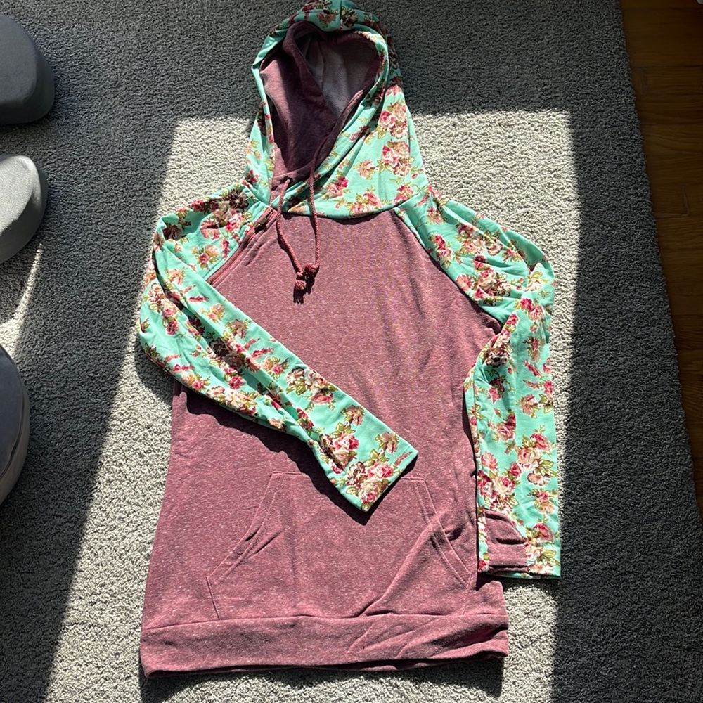 Sweatshirt with double hoods and floral sleeves.